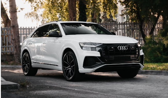 How to vacuum a Audi Q8?