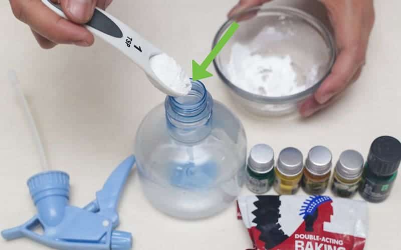 Una solución de bricolaje para eliminar la caca de pájaro es usar una mezcla de bicarbonato de sodio y agua caliente